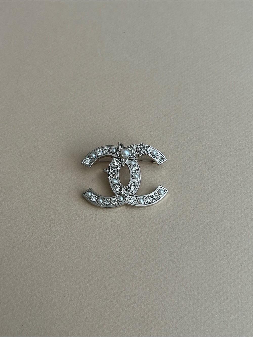 Chanel pearl brooch L15